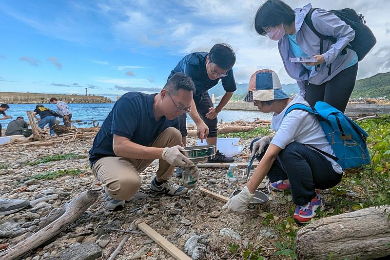 9月16日舉辦的「海洋微型塑膠種子教師工作坊」，帶領夥伴學校教師邁入海洋塑膠污染的新課題並進行沙灘採樣與數據分析實作