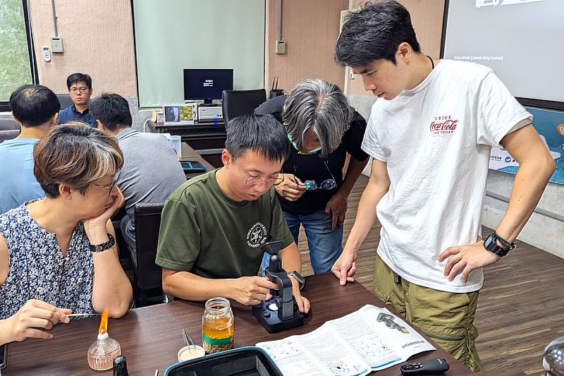 「海洋微型塑膠種子教師工作坊」種子教師使用解剖顯微鏡觀察微型塑膠的數量和特性