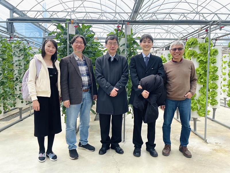 東海副校長暨永續長張嘉修(左2)以智慧基地打造可擴散的永續場域獲金級獎。圖為日本神戶大學副校長Professor Kondo來訪。