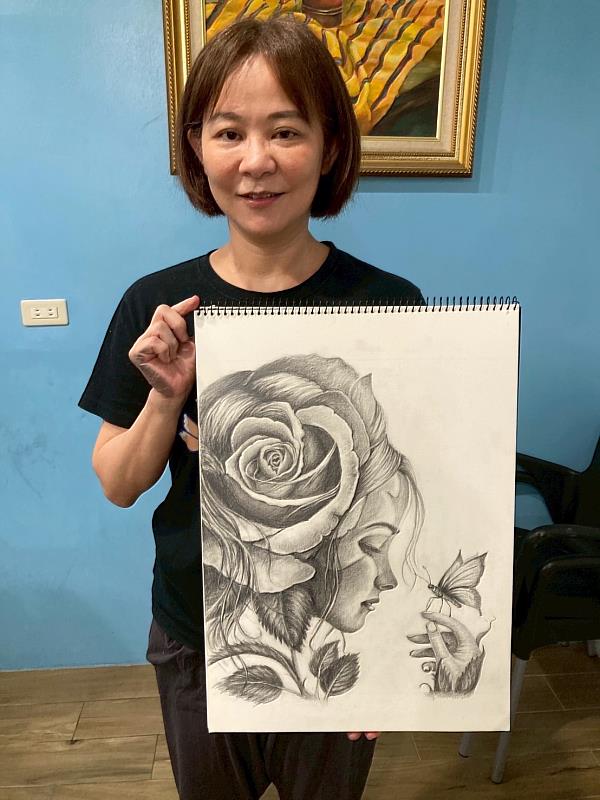 得勝者文教英文科老師Penny(林芳如)50歲從新學習畫素描。