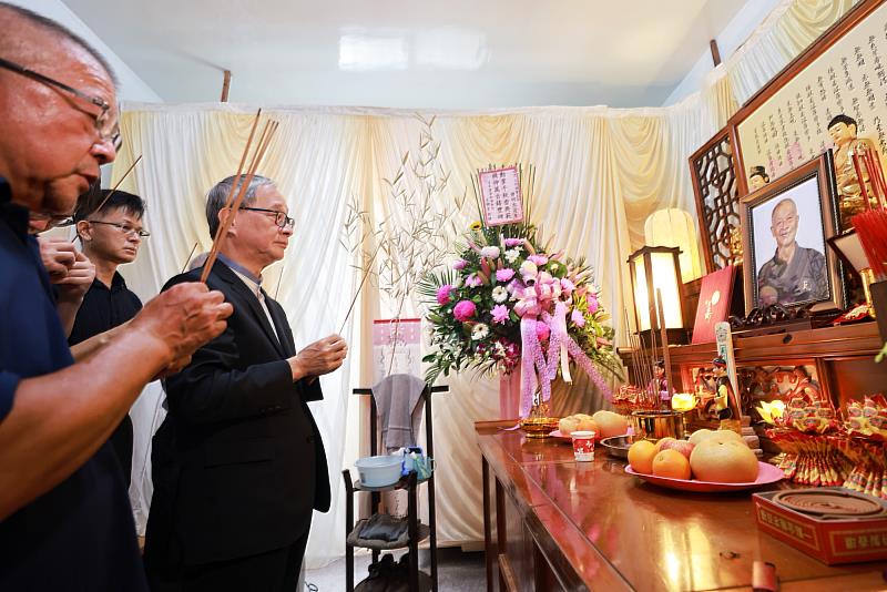 文化部長李遠今(17)日赴傅明光司阜靈堂拈香,感念其對於臺灣傳統建築修復的傳承與奉獻。