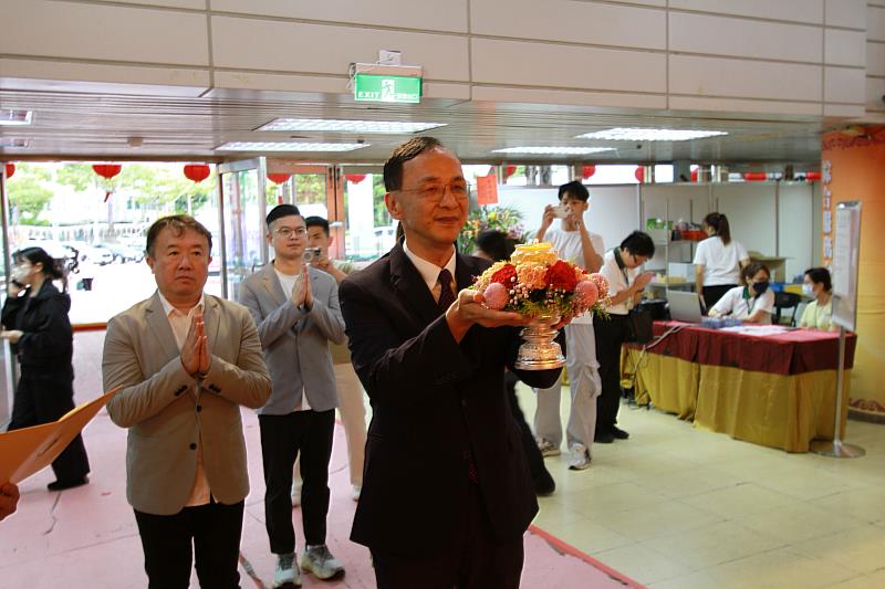 國民黨主席朱立倫一行人在東大門祈福區的富貴金佛前供燈。（圖由靈鷲山佛教教團提供）