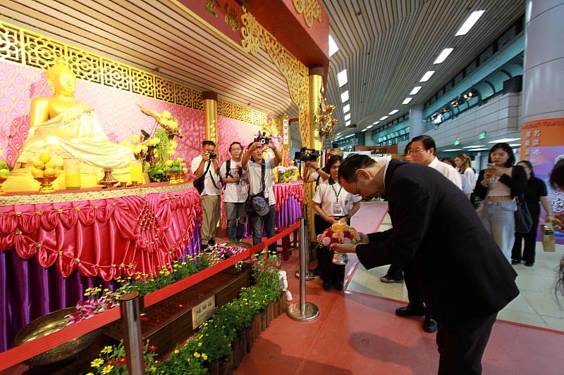 國民黨主席朱立倫虔誠禮佛。(圖由靈鷲山佛教教團提供)