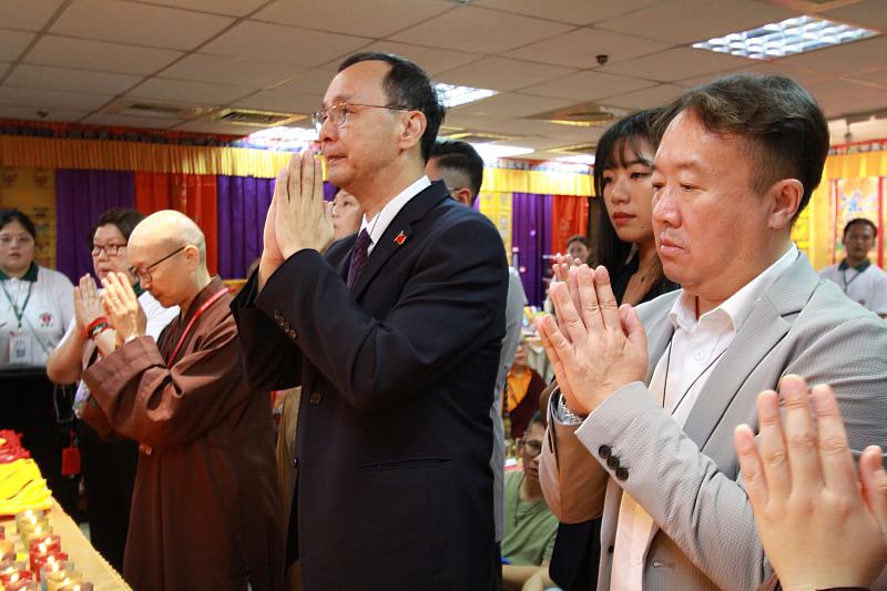 一行人雙手合十，虔誠祝禱。（圖由靈鷲山佛教教團提供）