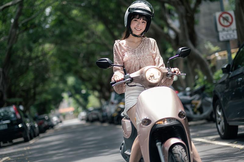KYMCO「時尚聯萌」小精靈 Genie 115也適用本次貨物稅減徵6,000元，新車上市再享3,000元購車金優惠；小精靈僅89 kg專為嬌小身材車主設計，外型可愛又省力好騎，現在購車最佳時機就是現在！