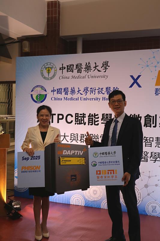 林殿傑產學長與群聯電子執行長特助蔡慧貞代表締約策略合作。