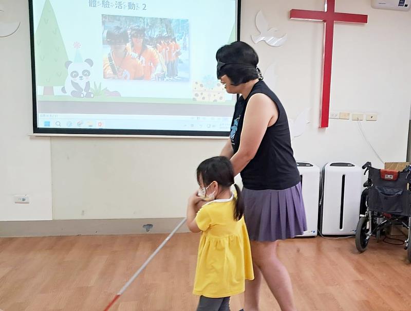 孩子帶領矇眼的家長行走，瞭解如何幫助視障者