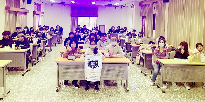 南華大學跨領域課程推動數位公民行動，邀請數位發展部系統分析師劉宗熹主講「淺談從大數據分析到AI加值應用」。