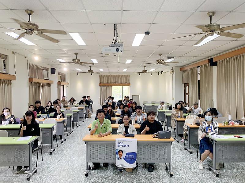 南華大學跨領域課程推動數位公民行動，邀請資訊管理學系教授洪銘建主講「AIGC創作與應用」。