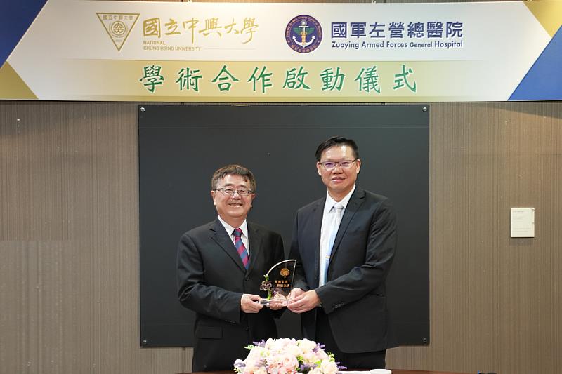 興大詹富智校長(左)致贈紀念牌給左營總醫院杜旻育院長(右)