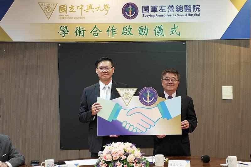 興大詹富智校長(右)與左營總醫院杜旻育院長(左)共同啟動