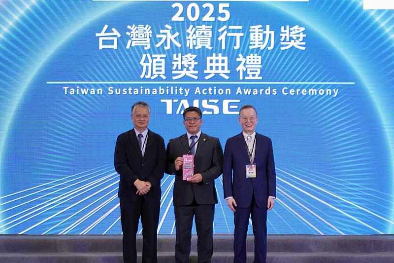 長庚大學李坤穆永續長（圖中）代表領取2025永續行動獎。