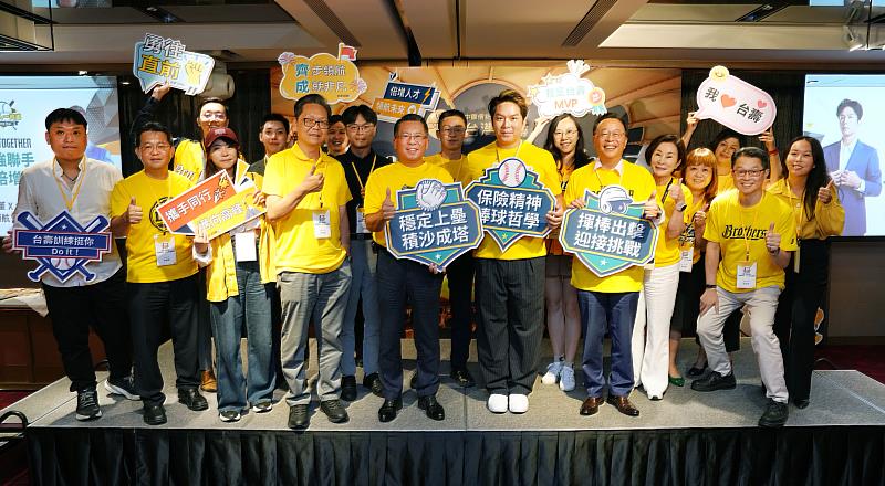 台灣人壽通路營運總處長廖俊禎(右6)、通路一處處長林彥成(中)、前中信兄弟球星周思齊(右8)表揚10位頂尖保險顧問。/台灣人壽提供