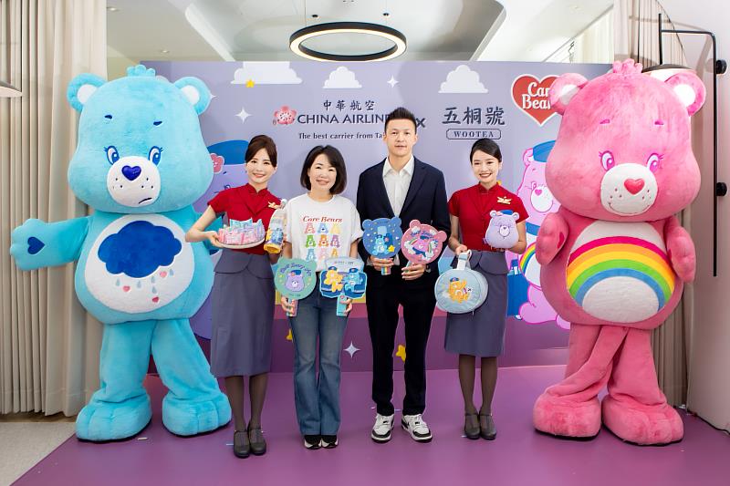 華航攜手知名手搖品牌五桐號,與美國經典品牌Care Bears™ 愛心小熊跨界聯名,華航空品營銷處處長曹志芬(左2)與五桐號執行長劉奕廷(右2)共同出席。