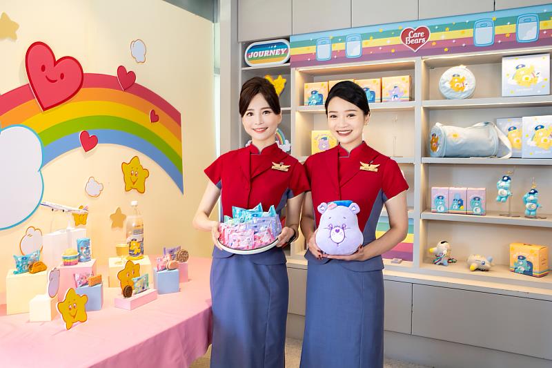 風靡全球的Care Bears™ 愛心小熊,自9月底起,將陸續於華航機上餐盤現身,同時也特別推出一系列限定聯名周邊商品,即日起預購開跑。