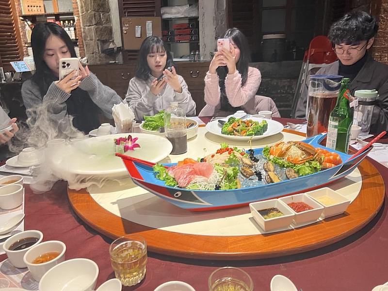 歷史系學生設計菜單,創造一場場「有味道的歷史」。(圖/淡江大學提供)