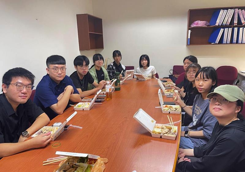 10位會計系的學生們透過線上與實體會議討論,逐步學習如何查找資料與撰寫計畫。(圖/淡江大學提供)