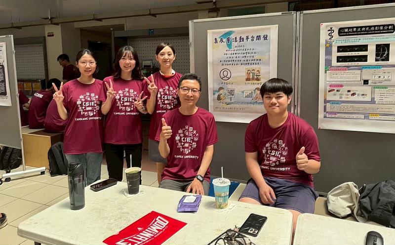 資工系學生課程成果參加資工週專題競賽獲第一名，右2為指導教師林其誼。（圖／淡江大學提供）