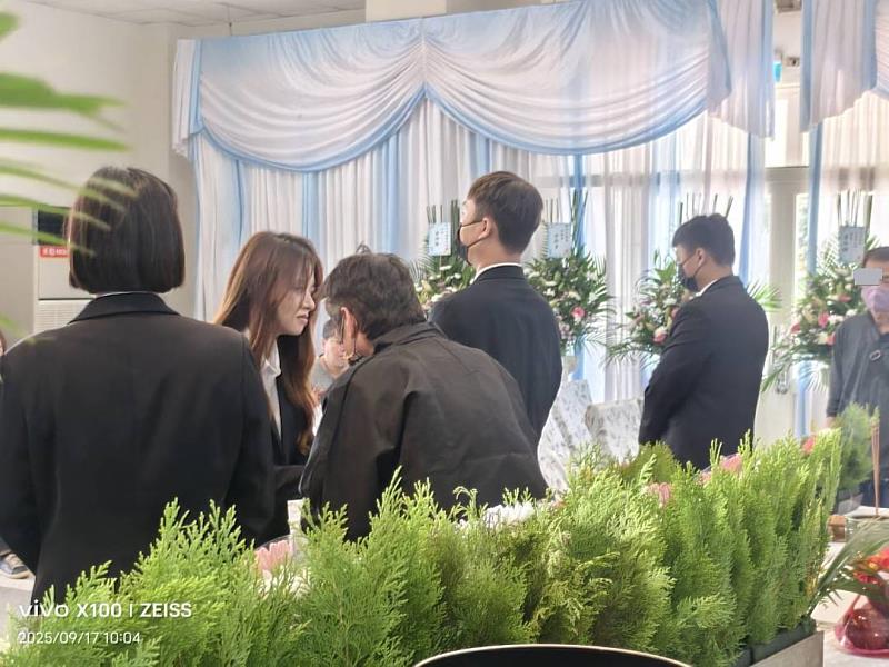 施淑婷處長向參加聯合奠祭家屬致意