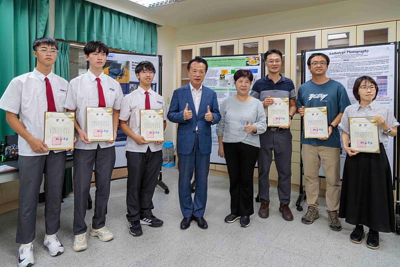 永慶高中學子奪國際獎項 翁章梁頒獎嘉勉