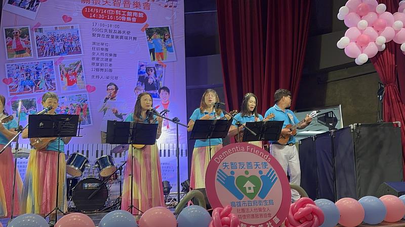 社團法人台灣全人關懷照護服務協會志工帶來暖心的表演節目