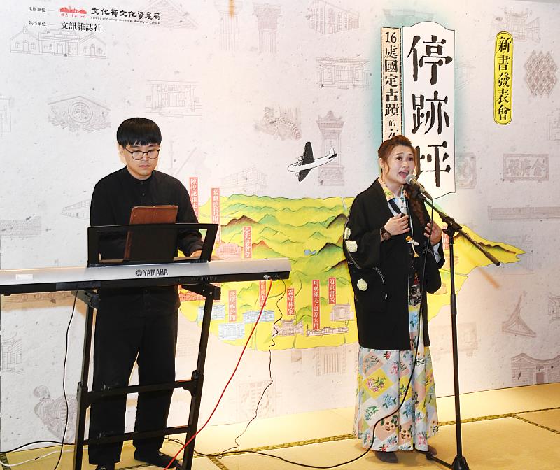 發表會邀請歌手林理惠（右）演唱感受時空魅力。