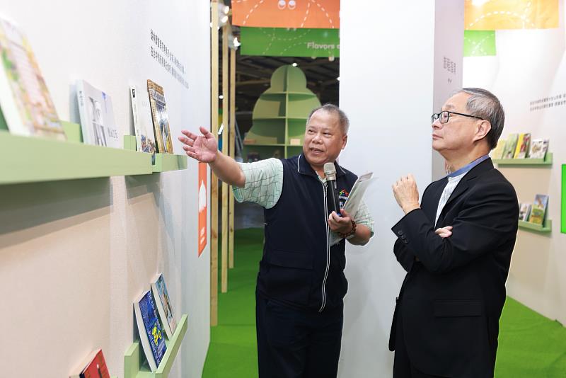 文化部長李遠(右)參觀臺灣國際兒少書展「臺中主題城市館」。