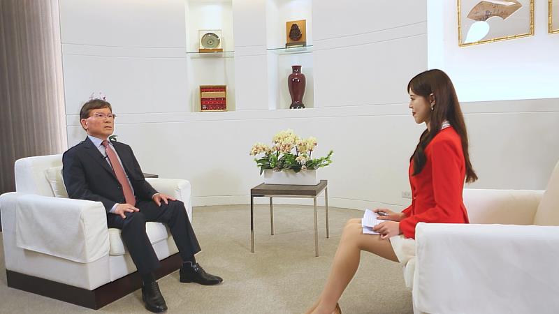 ▲集保結算所董事長林丙輝接受專訪,暢談集保在推動亞洲資產管理中心所扮演的角色與任務。(非凡新聞攝影)