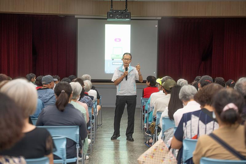 交通處長倪茂榮進行交通安全宣導，呼籲市民一同打造安全友善交通環境。