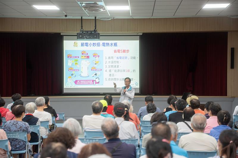 環保局長江盛任號召市民一起節能減碳、守護地球。