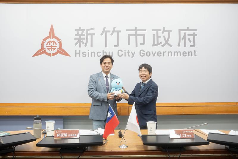 代理市長邱臣遠致贈新竹市吉祥物「皮卡」玩偶予熊本經濟同友會代表瀨口力社長