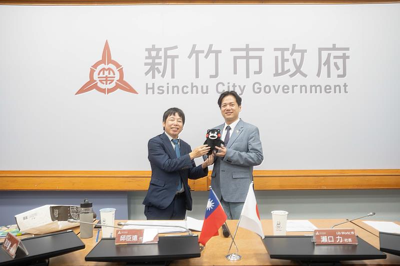熊本經濟同友會代表瀨口力社長回贈熊本市吉祥物「熊本熊」玩偶予代理市長邱臣遠