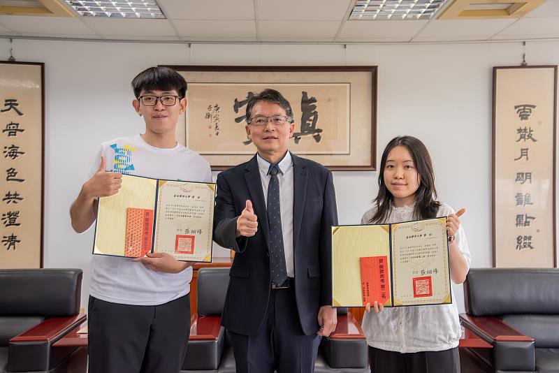 嘉藥校長張翊峰獎勵在國考一階拿下榜眼的柯榆柔(右)與第五名的林冠廷