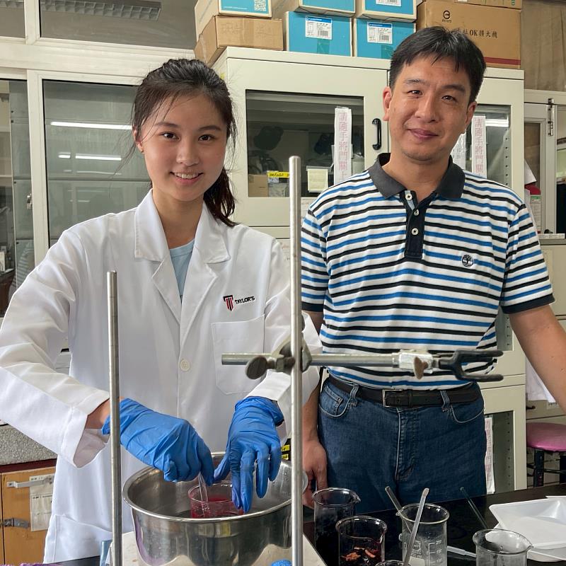 孻自馬來西亞的蔡佩軒在嘉藥助理教授梁峰賓實驗室,親手製作紫雲膏、紫雲凝膠和防蚊凝膠