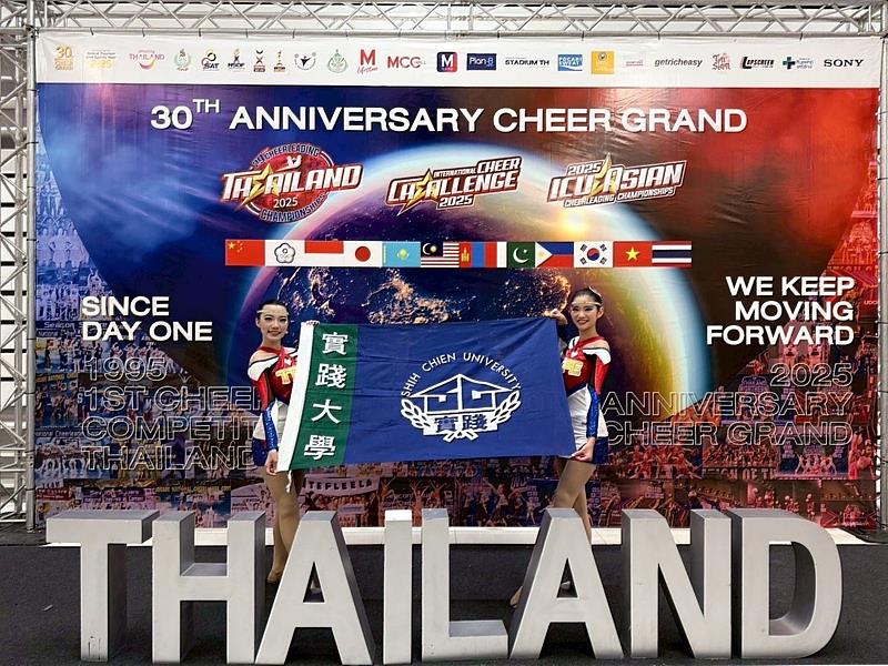 彩球團體組－企一甲陳姵竹、日家一甲林葦宣合影（圖1）