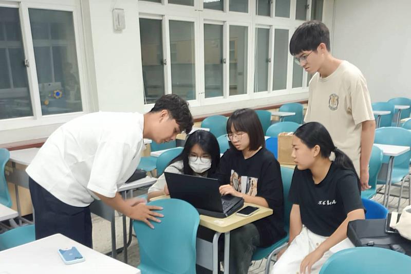 多位畢業校友回到南大母校，帶領學弟妹投入教案設計與討論