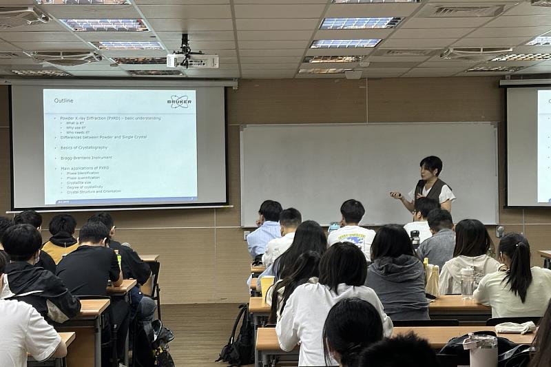 Bruker AXS 楊雅晴博士應邀至南大分享碳材料分析的最新實務，帶給學生前沿的產業視角。