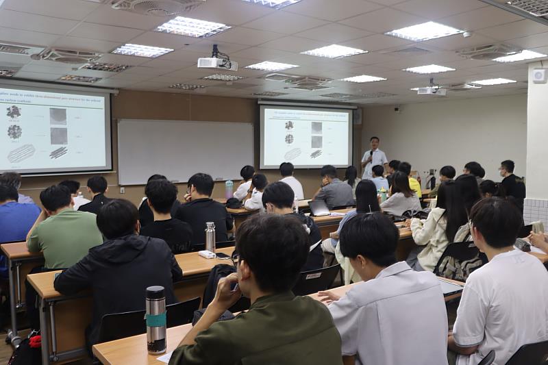 南大學生專注聆聽產業專家的分享，將課堂理論與實際應用連結，收穫寶貴知識。