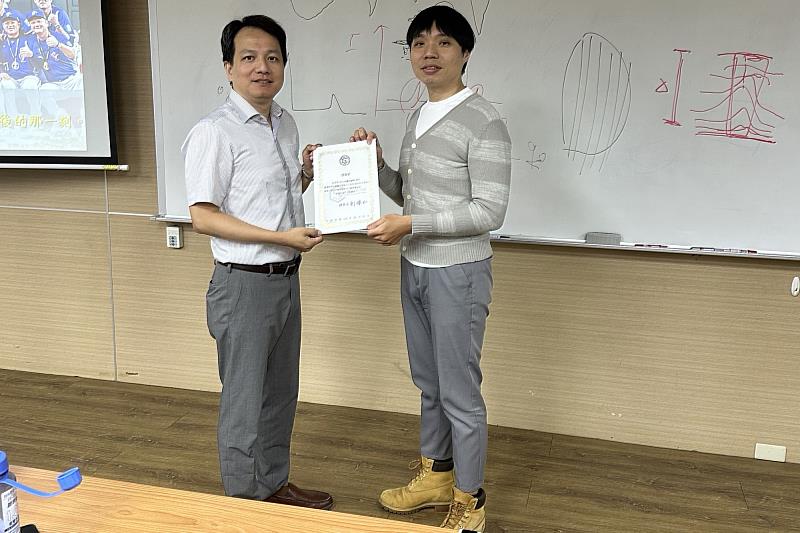 南大育成中心活動現場，碳材料學會副理事長黃啓賢教授頒發感謝狀予新國科技許立昇副理，肯定產學合作的重要貢獻。
