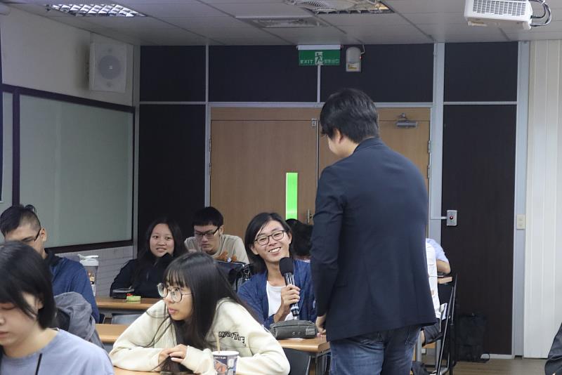 碳材料產學分析與應用分享會在南大熱烈展開，師生與業界專家互動交流，氣氛熱絡。
