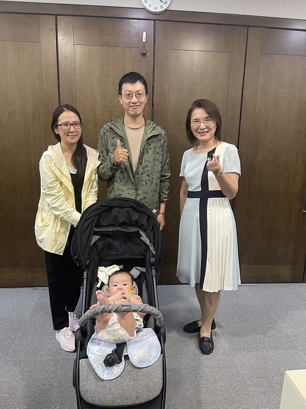 實踐大學校友葉文虎返校，與校長合影留念。