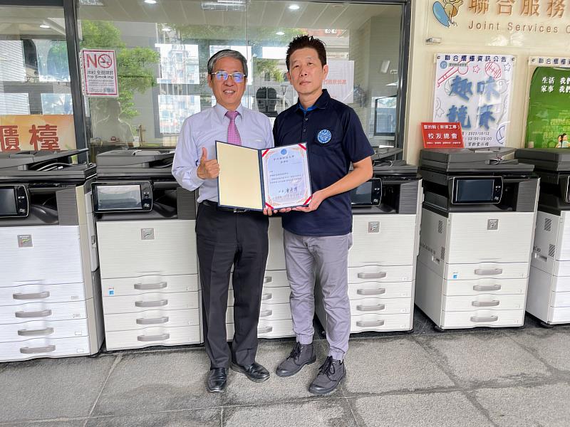 陳詩銘秘書長（右）於112年10月份捐贈15台影印機給母校聖約翰科大，由唐彥博校長（左）代表致贈感謝狀。