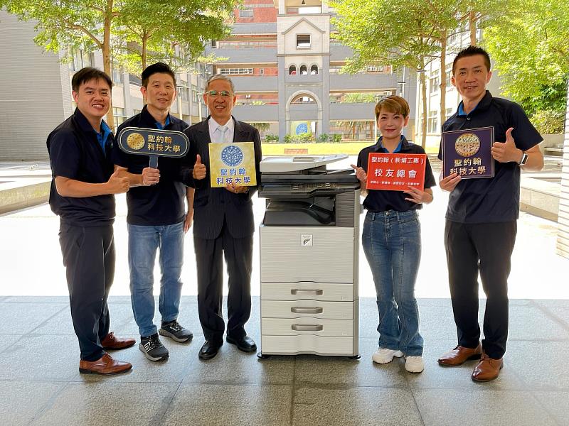 聖約翰科大校友總會秘書長陳詩銘（左2）兩年來無償捐贈24台彩色影印機及耗材給母校。