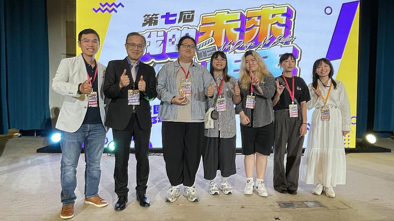 視訊系參與第7屆「我的未來我作主」校園反毒反霸凌影音創作競賽獲獎，（左起）趙品灃老師、教育部特教司司長吳林輝與學生合影