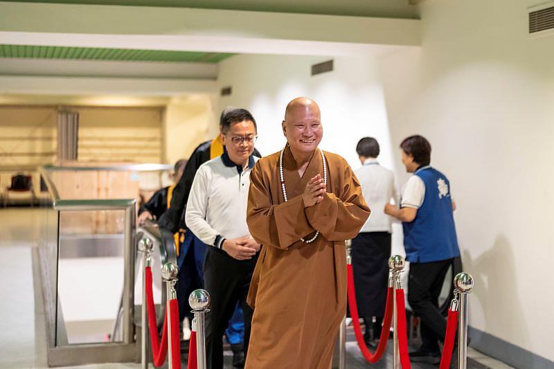 ▲《2025乙巳中元普渡祭祖護國息災祈福超薦繫念法會》由悟道法師主法，帶領信眾至誠念佛、追思先人