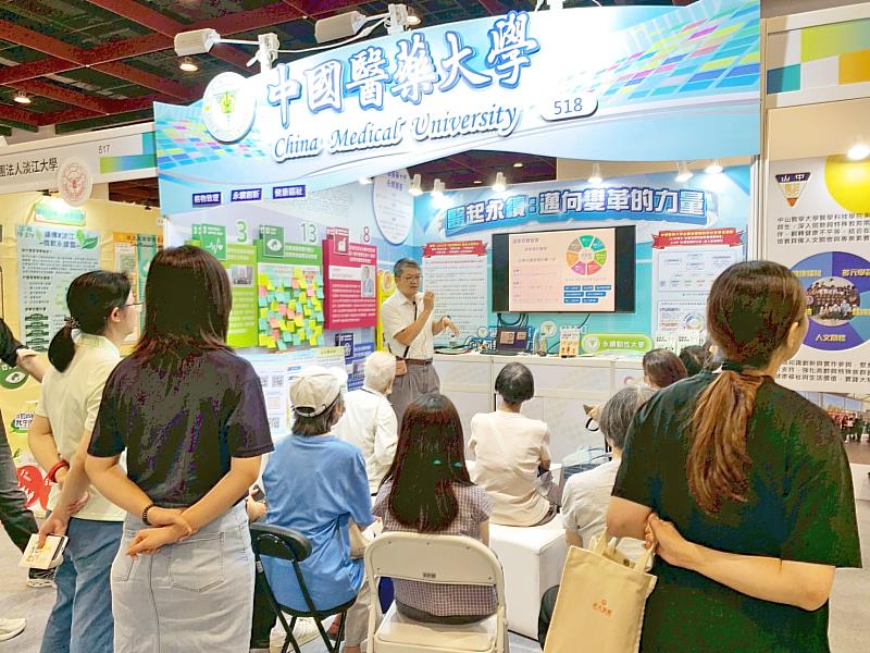 民眾聆聽本校的永續倡議特色參與踴躍。