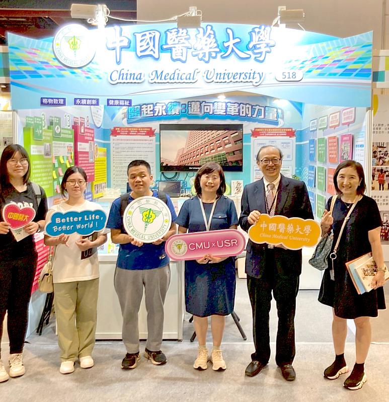 台灣罕見疾病基金會曾敏傑副董事長至學校展攤參觀。