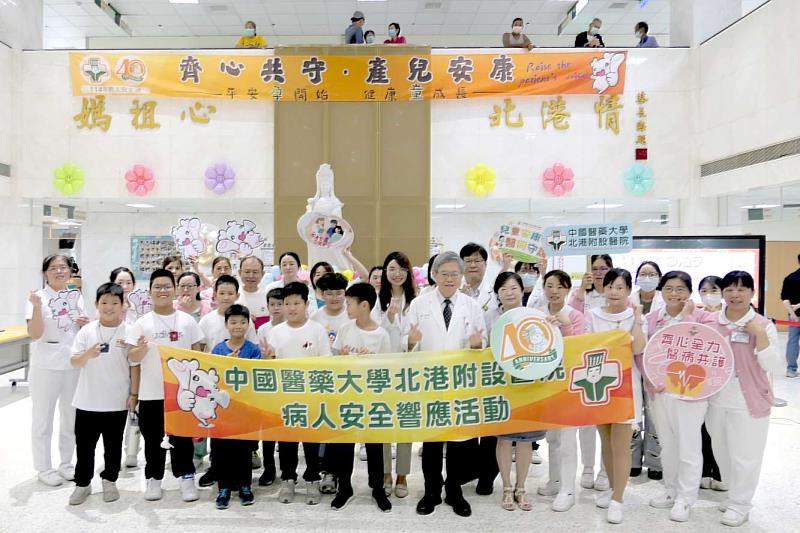 吳錫金院長偕同參與 「平安孕開始，健康童成長」宣導活動民眾合影。