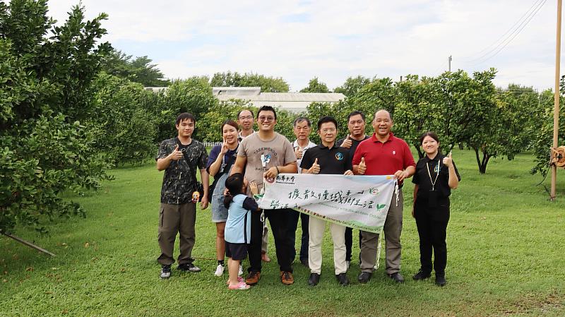 南華大學USR攜手雲林，展現永續行動力。圖為馬來西亞人才培育夥伴至雲林小農場域，藉此深化跨國交流合作。