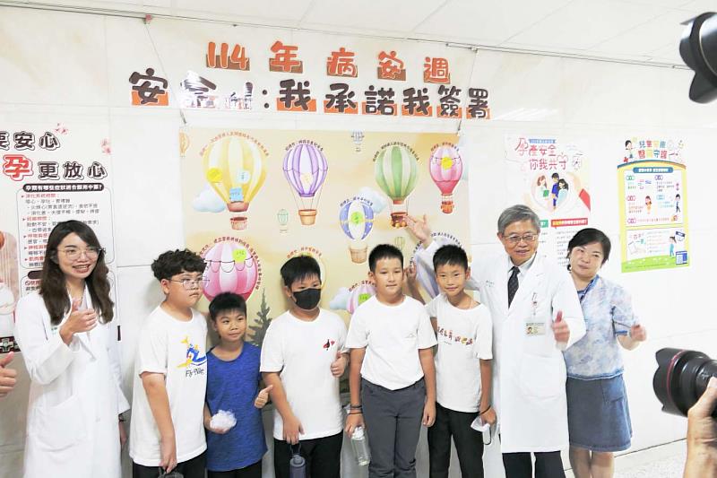 吳錫金院長鼓勵同學參與病人安全週繪畫比賽。